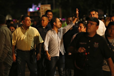 El alcalde electo de Veracruz, Fernando Yunes Márquez, caminó unos metros con el contingente. 