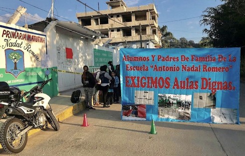 Padres de familia toman la escuela primaria Antonio Nadal,  bloquean el Blvd. Tangerina en ambos sentidos de la colonia El Naranjal de Agua Santa. Denuncian aulas en condiciones peligrosas tras afectaciones por sismos.