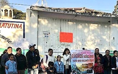 Padres de familia toman la escuela primaria Antonio Nadal,  bloquean el Blvd. Tangerina en ambos sentidos de la colonia El Naranjal de Agua Santa. Denuncian aulas en condiciones peligrosas tras afectaciones por sismos.