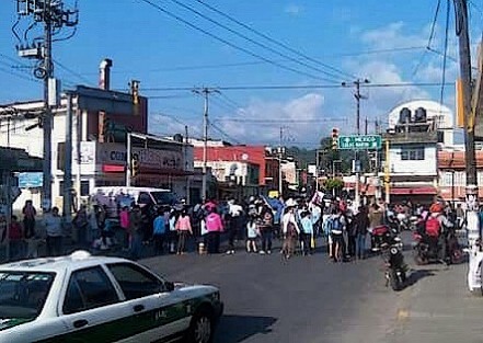 Padres de familia de Esc. Primaria Antonio Nadal bloquean la Av Atenas Veracruzana esquina Av México en ambos sentidos. Denuncian aulas en condiciones peligrosas tras afectaciones por sismo.