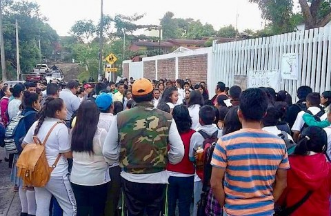 Esta mañana amanece tomada la Escuela Secundaria General Carlos Fuentes Macías, en Catemaco, Ver.. Padres de familia y maestros exigen a la SEV le pague a 4 maestros, los cuales no reciben sueldo desde hace varios años