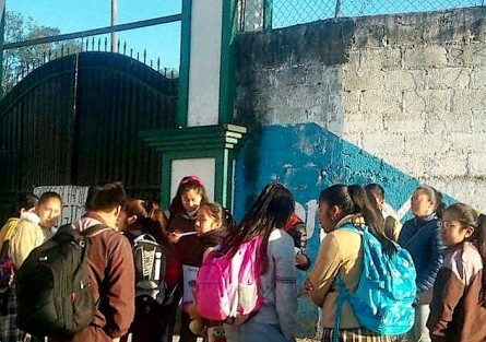  En Naolinco, la escuela secundaria general Guadalupe Victoria, fue cerrada por los padres de familia por la falta de respuesta por parte de la SEV, ya que desde el ciclo escolar pasado faltan maestros, a la fecha ya en este ciclo escolar 2017-2018 les faltan seis maestros. Esto afecta a nuestros hijos, pues no avanzan académicamente, expresaron. 