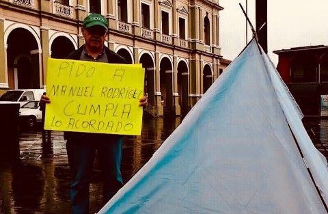 En Córdoba Inicia Huelga de hambre el empresario Joaquín Rodríguez Fernández, con la finalidad de que su hermano, Manuel Rodríguez Fernández, cumpla con los acuerdos estipulados en una sociedad mercantil. 