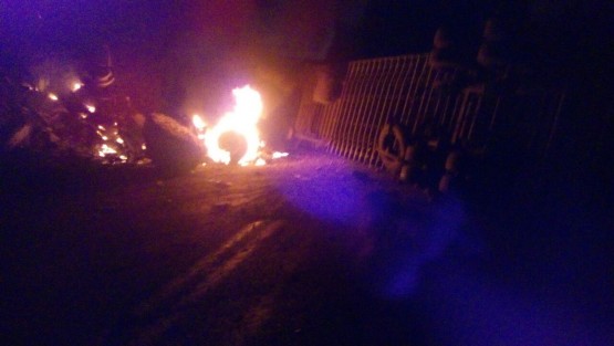 Cuatro personas lesionadas y una fallecida, fue el saldo de un accidente carretero suscitado  la noche del domingo en el tramo carretero Papantla-Gutiérrez Zamora, entre un taxi y un tráiler, este último se incendió con el fuerte impacto y su conductor murió calcinado.