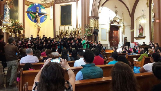 Este domingo se presentó el Coro Interfacultades de la Universidad Veracruzana (UV) en la Catedral Metropolitana de Xalapa. El público apreció y aplaudió la interpretación de la Misa de Coronación de Mozart. En el teclado, el pianista Pedro Santos. Dirigida y fundada por el maestro Daniel Hazan, la agrupación está integrada por 140 cantantes, estudiantes de las carreras de Psicología, Idiomas, Contaduría, Administración y Enfermería de la Máxima Casa de Estudios.
