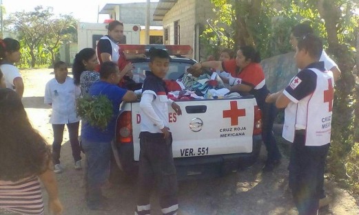 Personal de Cruz Roja Mexicana delegación Tlapacoyan realizó una actividad en apoyo para quienes menos tienen, por lo que acudieron a diversas colonias para realizar la entrega de ropa de frío, ya que recientemente la temperatura ha descendido. 
