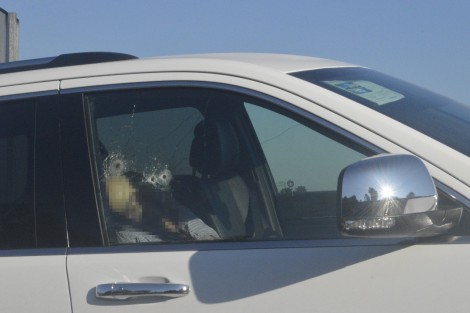 El empresario .- Luis Ernesto Gamundi, fue encontrado ejecutado este martes, en el interior del vehículo,sobre la carretera en el entronque de la autopista Totomoxtle-Cazones, en el asiento del copiloto. El cuerpo presenta tres impactos en el pecho y dos en la cabeza. Además un cuerpo más estaba tirado en el pavimento cerca de la unidad.
