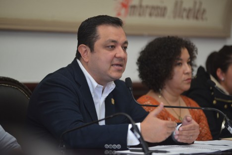 Frente al delicado momento que vivimos en el estado de Veracruz en materia de seguridad, el Ayuntamiento de Xalapa no cierra los ojos, ni las puertas de la colaboración, ni mucho menos desatiende un tema particularmente sensible como es la protección de la ciudadanía en todos los sentidos, afirmó en conferencia de prensa el alcalde Américo Zúñiga Martínez.
