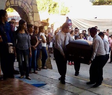 En Pánuco, allegados a la fiscal Yendi Guadalupe Torres Castellanos, asesinada este lunes frente a sus oficinas en esa ciudad, la despedieron  entre aplausos, lágrimas y exigencia de justicia. 