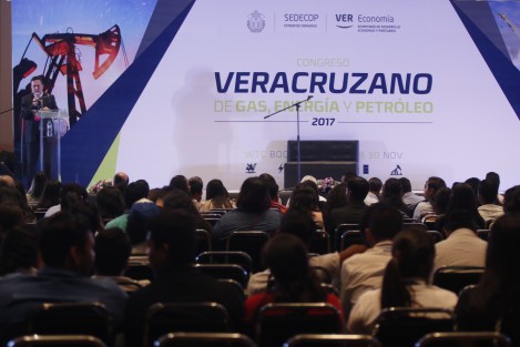 Horacio Zarate Avecedo, Presidente del Consejo Mexicano de Enérgia y Petroquímica, impartió la conferencia <em>Foro de Energía Gas y Petróleo</em>, dentro de las actividades del Congreso Veracruzano de Gas Energía y Petroleo.