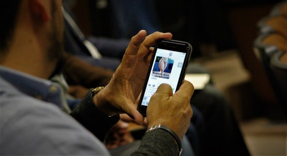 Asesor de MORENA se distrae con su celular para no dormirse durante la comparecencia del coordinador de Comunicación Social del Gobierno del Estado. 