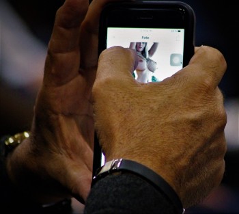 Asesor de MORENA se distrae con su celular para no dormirse durante la comparecencia del coordinador de Comunicación Social del Gobierno del Estado. 