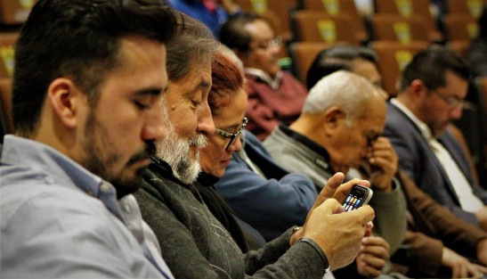 Asesor de MORENA se distrae con su celular para no dormirse durante la comparecencia del coordinador de Comunicación Social del Gobierno del Estado. 