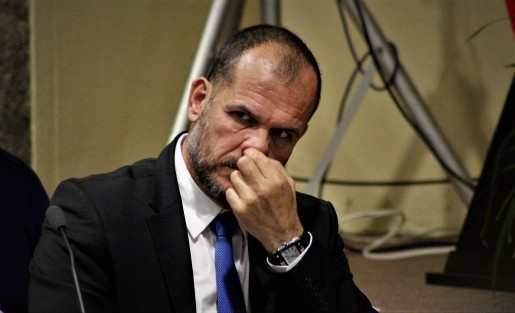 El titular de CS del Gobierno,  Elías Assad,  compareció en el Congreso acompañado del director de RTV, Raúl Martínez, también la Comisión de diputados.
