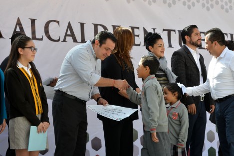 Al hacer entrega de apoyos a 45 escuelas en un gran evento en la Secundaria Técnica 3, el alcalde Américo Zúñiga Martínez explicó que durante su administración se han respaldado a cerca de 400 centros educativos, con obras, diferentes ayudas y la regularización de sus terrenos.
