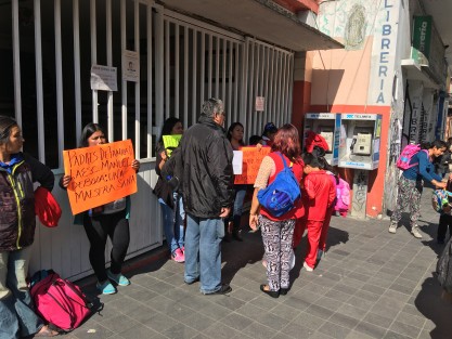 Padres de familia de la escuale Primaria Manuelde Boza, turno vespertino, realizan un plantón frente a la entrada, demandando a las autoridades educativas reemplazar a la maestra de 5° grado, ya que falta constantemente, supuestamente por motivos de salud.