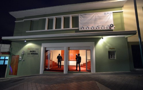El alcalde Américo Zúñiga, en compañía de funcionario municipales y de varias personalidades del teatro, inauguró la remodelación del Teatro J.J. Herrera, el cual estuvo abandonado por muchos años.