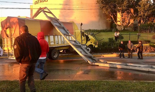 Debido a un accidente vehicular, la mañana de este jueves se cerró el paso a la circulación en la avenida Lázaro Cárdenas, en  los carriles que van con dirección a la ciudad de Veracruz. 
