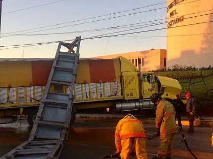 Un camión torton derrapó sobre la carpeta asfáltica y se fue a incrustar contra el taxi número económico 8514 y contra la extructura perimetral del Congreso del Estado, a donde llegaron elementos de Tránsito del Estado y cuerpos de auxilio. Afortunadamente no hubo lesionados de gravedad.
