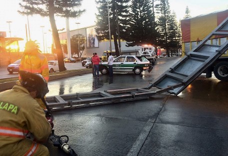 Un camión torton darrapó sobre la carpeta asfáltica y se fue a incrustar contra el taxi número económico 8514 y contra la extructura perimetral del Congreso del Estado, a donde llegaron elementos de Tránsito del Estado y cuerpos de auxilio. Afortunadamente no hubo lesionados de gravedad.
