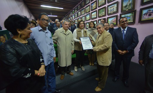 La Asociación Reencuentros Xalapeños hizo entrega la tarde del miércoles, a la señora Guillermina Martínez Martínez viuda del Mtro. Guillermo Héctor Zúñiga Martínez, de un reconocimiento póstumo al Maestro Guillermo Zúñiga, por su invaluable contribución  al desarrollo educativo y social en el estado de  Veracruz.