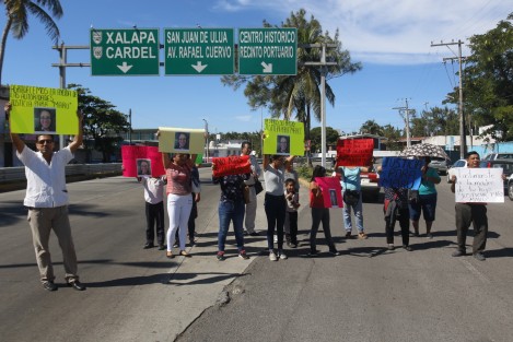 Familiares y amigos de María Eugenia Cruz Mejía, se manifestaron afuera de las instalaciones del Poder Judicial del Estado de Veracruz para pedir que se castigue al responsable de la agresión que sufrió Cruz Mejía y que la mantiene grave en un hospital.