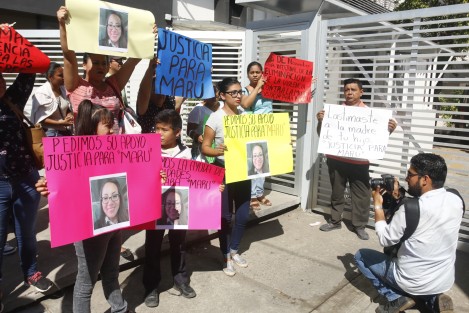 Familiares y amigos de María Eugenia Cruz Mejía, se manifestaron afuera de las instalaciones del Poder Judicial del Estado de Veracruz para pedir que se castigue al responsable de la agresión que sufrió Cruz Mejía y que la mantiene grave en un hospital.