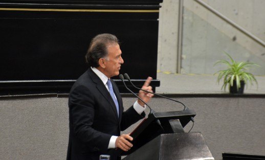 Miguel Ángel Yunes Linares repitió la cantaleta que en días pasados sus enviados expusieron ante diputados: Que es el gobierno del cambio, que no hay corrupción que él recuperó antes de ser gobernador una pizca de lo robado, bla, bla, bla. etc. 