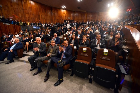 Como siempre en primera fila se vio a los más aplaudidores y que sí les paga el Gobierno de Miguel Ángel Yunes Linares. 