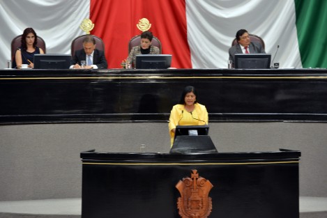 En otro acto del Informe de Miguel Ángel Yunes Linares, la perredista de color, Yazmín Copete, hizo referencia a las complicidades que se daban en administraciones anteriores entre el Ejecutivo estatal y los legisladores, no como ahora. 