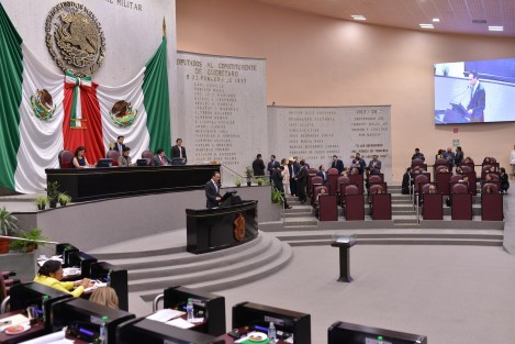 Las diputadas y diputados de la LXIV Legislatura de Veracruz aprobaron el Acuerdo por el que se determinó que la medalla y diploma Adolfo Ruiz Cortines 2017 sea entregada a la Secretaría de Defensa Nacional (SEDENA) y a la Secretaría de Marina (SEMAR) por ser instituciones desplegadas en Veracruz y en reconocimiento a las labores de protección a favor de los ciudadanos.