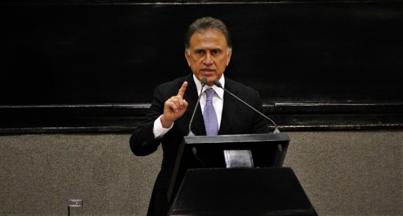 El gobernador Miguel Ángel Yunes Linares compareció ante el Congreso del Estado.