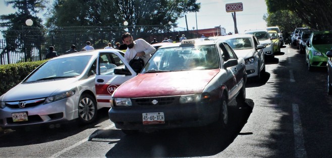 El Coordinador de Comunición Social del Gobierno del cambio viaja en taxi como El Tío Fide. 