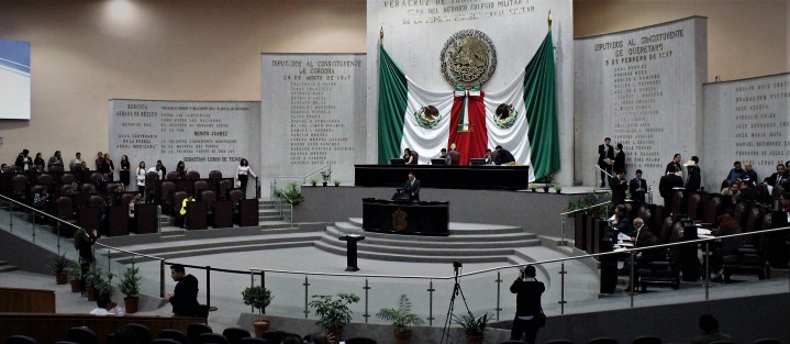 Las diputadas y diputados de la LXIV Legislatura de Veracruz aprobaron el Acuerdo por el que se determinó que la medalla y diploma Adolfo Ruiz Cortines 2017 sea entregada a la Secretaría de Defensa Nacional (SEDENA) y a la Secretaría de Marina (SEMAR) por ser instituciones desplegadas en Veracruz y en reconocimiento a las labores de protección a favor de los ciudadanos.