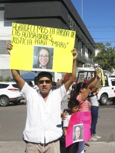 Familiares y amigos de María Eugenia Cruz Mejía, se manifestaron afuera de las instalaciones del Poder Judicial del Estado de Veracruz para pedir que se castigue al responsable de la agresión que sufrió Cruz Mejía y que la mantiene grave en un hospital.