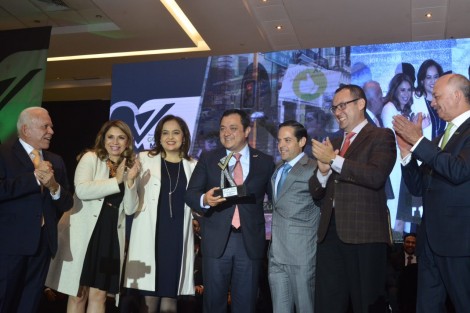 El alcalde Américo Zúñiga Martínez recibió el Premio Nacional al Buen Gobierno 2017 como Mejor Gestión Integral, un galardón otorgado por la Federación Nacional de Municipios de México (Fenamm), durante la gala ofrecida con motivo del vigésimo aniversario del organismo.