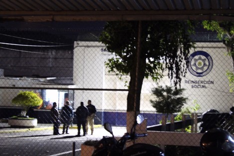 Fuerte operativo en el penal de Pacho Viejo Coatepec, por la presencia de 7 presuntos secuestradores que fueron citados a audiencia. Trasciende que entre los detenidos está una candidata independiente. Al final fue innecesaria la presencia aparatosa de la Policía.
