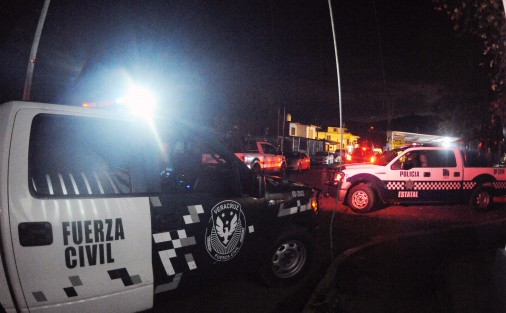 
Fuerte operativo en el penal de Pacho Viejo Coatepec, por la presencia de 7 presuntos secuestradores que fueron citados a audiencia. Trasciende que entre los detenidos está una candidata independiente. Al final fue innecesaria la presencia aparatosa de la Policía.