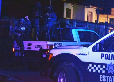 
Fuerte operativo en el penal de Pacho Viejo Coatepec, por la presencia de 7 presuntos secuestradores que fueron citados a audiencia. Trasciende que entre los detenidos está una candidata independiente. Al final fue innecesaria la presencia aparatosa de la Policía.