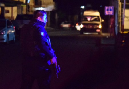 
Fuerte operativo en el penal de Pacho Viejo Coatepec, por la presencia de 7 presuntos secuestradores que fueron citados a audiencia. Trasciende que entre los detenidos está una candidata independiente. Al final fue innecesaria la presencia aparatosa de la Policía.