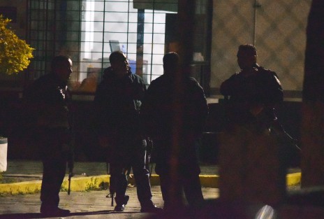 
Fuerte operativo en el penal de Pacho Viejo Coatepec, por la presencia de 7 presuntos secuestradores que fueron citados a audiencia. Trasciende que entre los detenidos está una candidata independiente. Al final fue innecesaria la presencia aparatosa de la Policía.