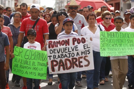 Extrabajadores del desaparecido Sistema de Agua y Saneamiento Metropolitano (SAS), realizaron una caminata por las calles del centro histórico para pedir la reinstalación en sus puestos de trabajo y el pago de salarios caídos. La manifestaciòn fue encabezada por niños, hijos de los trabajadores afectados.