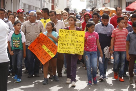 Extrabajadores del desaparecido Sistema de Agua y Saneamiento Metropolitano (SAS), realizaron una caminata por las calles del centro histórico para pedir la reinstalación en sus puestos de trabajo y el pago de salarios caídos. La manifestaciòn fue encabezada por niños, hijos de los trabajadores afectados.