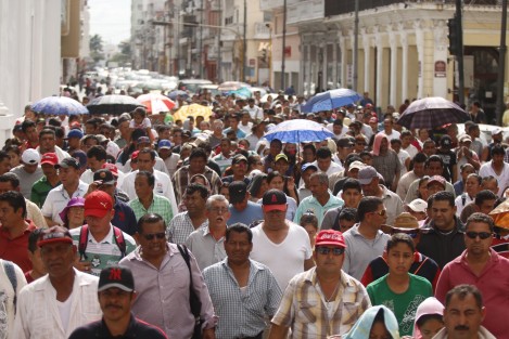 Extrabajadores del desaparecido Sistema de Agua y Saneamiento Metropolitano (SAS), realizaron una caminata por las calles del centro histórico para pedir la reinstalación en sus puestos de trabajo y el pago de salarios caídos. La manifestaciòn fue encabezada por niños, hijos de los trabajadores afectados.