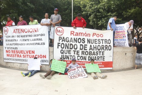 Extrabajadores del desaparecido Sistema de Agua y Saneamiento Metropolitano (SAS), realizaron una caminata por las calles del centro histórico para pedir la reinstalación en sus puestos de trabajo y el pago de salarios caídos. La manifestaciòn fue encabezada por niños, hijos de los trabajadores afectados.