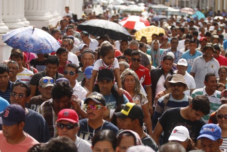 Extrabajadores del desaparecido Sistema de Agua y Saneamiento Metropolitano (SAS), realizaron una caminata por las calles del centro histórico para pedir la reinstalación en sus puestos de trabajo y el pago de salarios caídos. La manifestaciòn fue encabezada por niños, hijos de los trabajadores afectados.