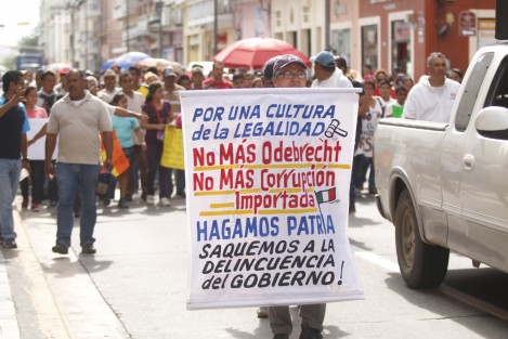 Extrabajadores del desaparecido Sistema de Agua y Saneamiento Metropolitano (SAS), realizaron una caminata por las calles del centro histórico para pedir la reinstalación en sus puestos de trabajo y el pago de salarios caídos. La manifestaciòn fue encabezada por niños, hijos de los trabajadores afectados.