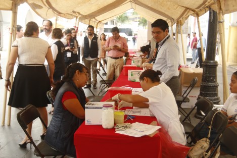 La Jurisdicción Sanitaria Número VIII instaló un módulo en el zócalo de la ciudad de Veracruz, un módulo de pruebas rápidas para la detección de VIH,en elmarco del Día Mundial de Lucha contra el Sida. 