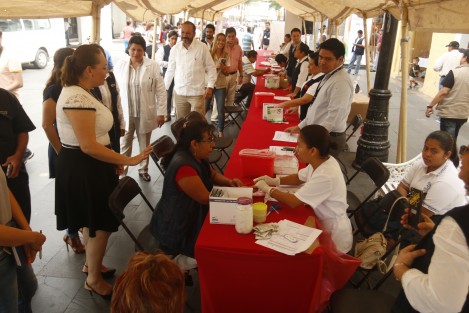La Jurisdicción Sanitaria Número VIII instaló un módulo en el zócalo de la ciudad de Veracruz, un módulo de pruebas rápidas para la detección de VIH,en elmarco del Día Mundial de Lucha contra el Sida. 