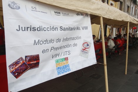 La Jurisdicción Sanitaria Número VIII instaló un módulo en el zócalo de la ciudad de Veracruz, un módulo de pruebas rápidas para la detección de VIH,en elmarco del Día Mundial de Lucha contra el Sida. 